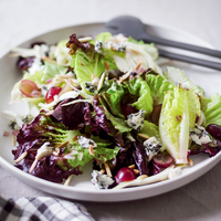 https://newengland.com/today/food/salads/green-salads/red-leaf-salad-with-grapes-fennel-and-blue-cheese/